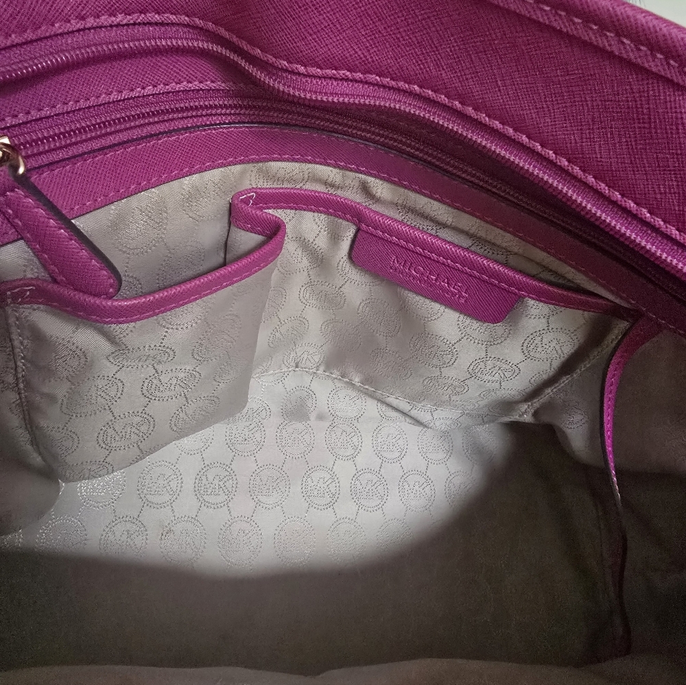 Michael Kors Jet Set Large Tote Saffiano Leather Top Zip - Raspberry - Gold Logo - Picture 5 of 9